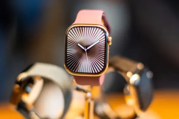 The Wrist-Bound Beacon: Re-Evaluating the Hidden Utility of the Smartwatch Flashlight