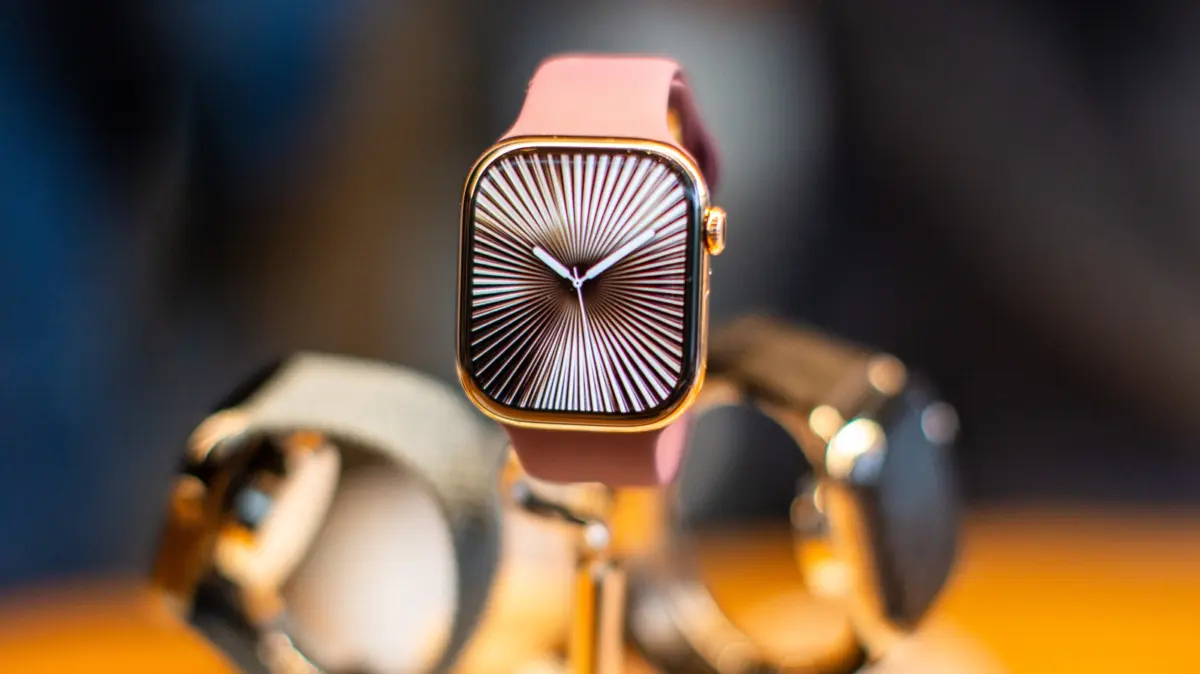 The Wrist-Bound Beacon: Re-Evaluating the Hidden Utility of the Smartwatch Flashlight