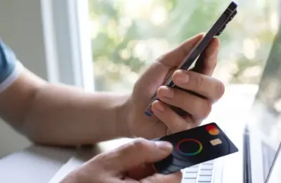 Beyond the Leather Fold: Why Your Smartphone is Now the Safest Place for Your Credit Cards