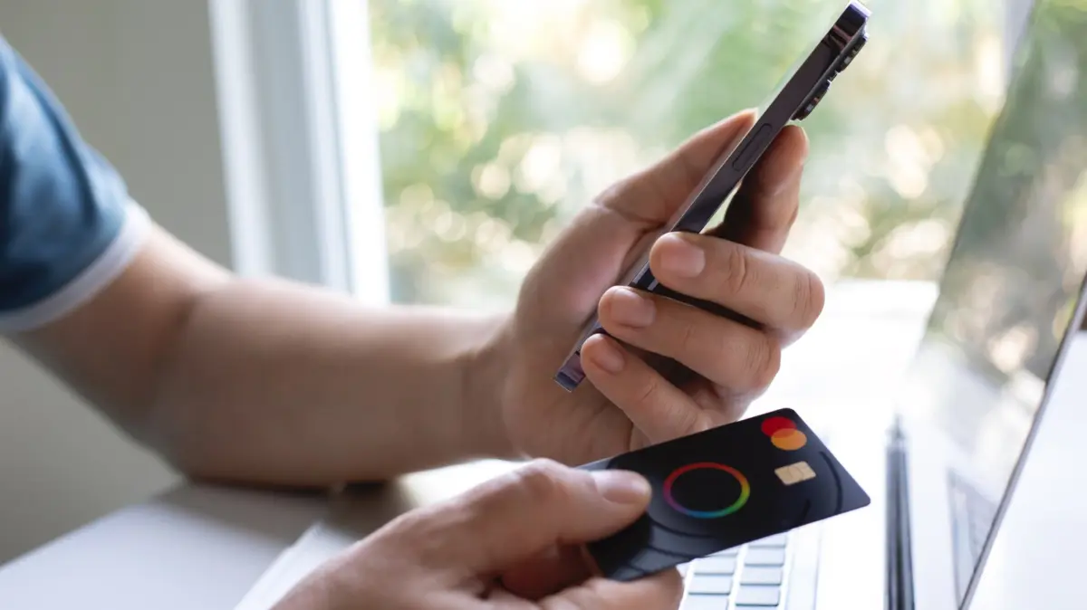 Beyond the Leather Fold: Why Your Smartphone is Now the Safest Place for Your Credit Cards