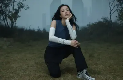 Bridging the Alps and the Asphalt: Jisoo Redefines All-Weather Utility in Salomon’s FW26 ‘In The Open’ Campaign