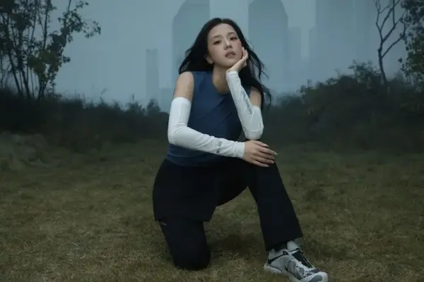 Bridging the Alps and the Asphalt: Jisoo Redefines All-Weather Utility in Salomon’s FW26 ‘In The Open’ Campaign