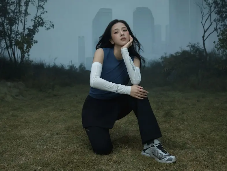 Bridging the Alps and the Asphalt: Jisoo Redefines All-Weather Utility in Salomon’s FW26 ‘In The Open’ Campaign