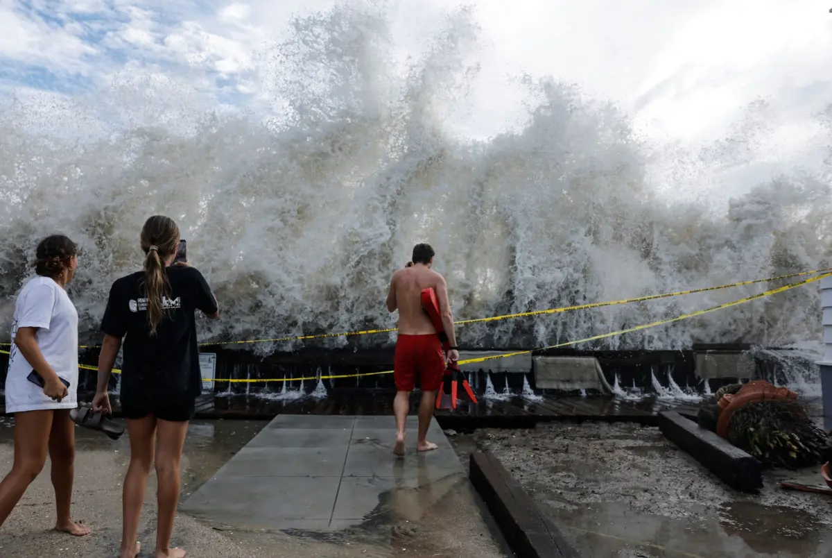 Endless Summer: How Climate Change and a Super El Niño Are Stalling Autumn Across America