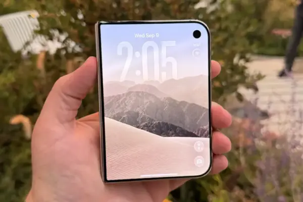Left-Handed Ergonomics and the iPhone Duo: How Apple’s New Foldable Shapes Up for Sinistral Users