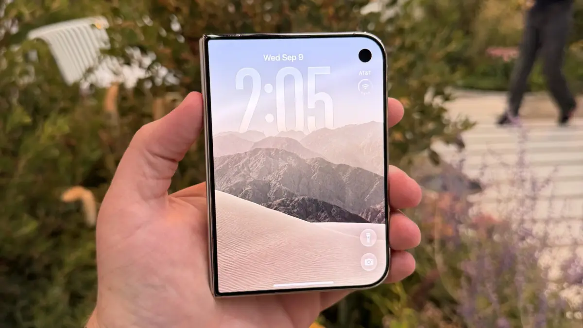 Left-Handed Ergonomics and the iPhone Duo: How Apple’s New Foldable Shapes Up for Sinistral Users