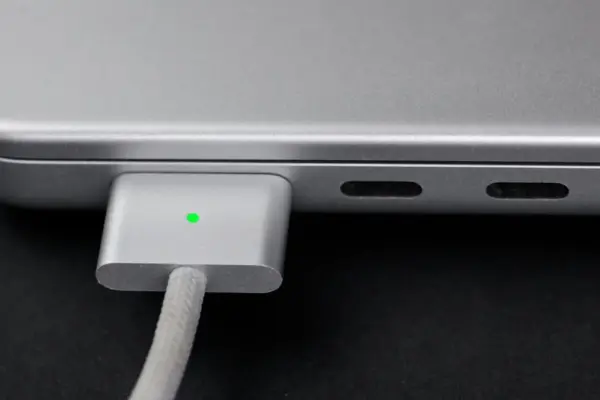 MagSafe vs. USB-C: The Ultimate MacBook Power Struggle and How to Choose the Right Charger for Your Workflow