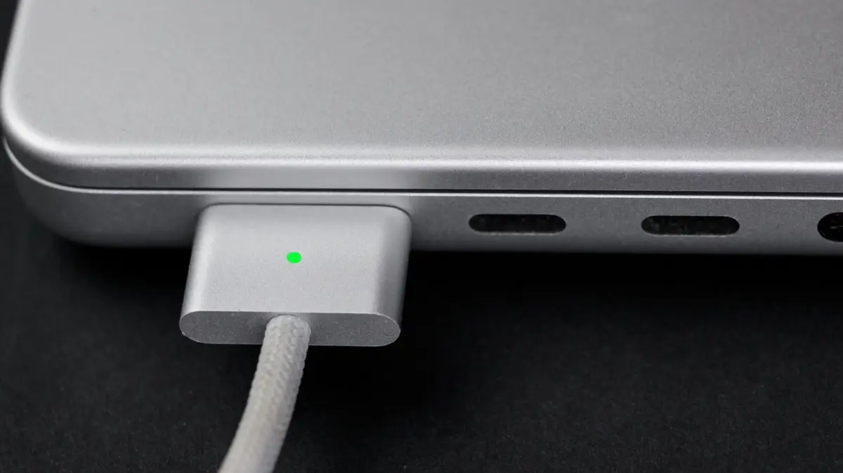 MagSafe vs. USB-C: The Ultimate MacBook Power Struggle and How to Choose the Right Charger for Your Workflow