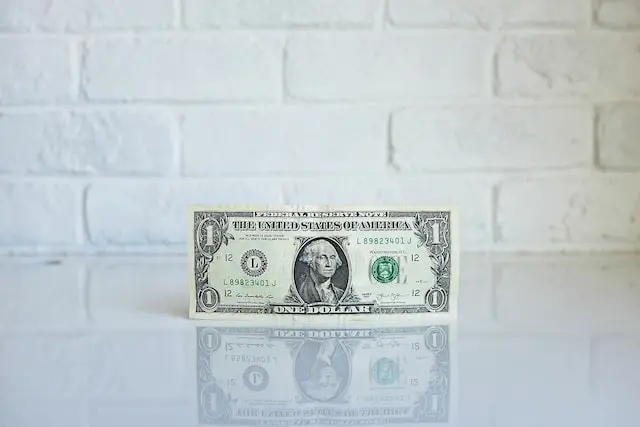 Navigating the Tightrope: How Venture Capitalists Really Evaluate Founder Salaries from Seed to Scale