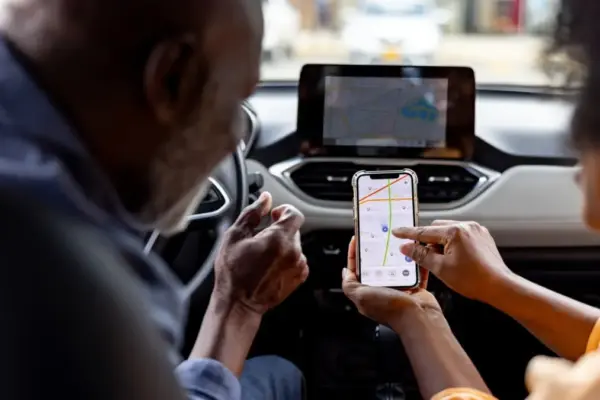 Seamless Integration or Driving Distraction? Navigating Multi-Device Apple CarPlay Environments