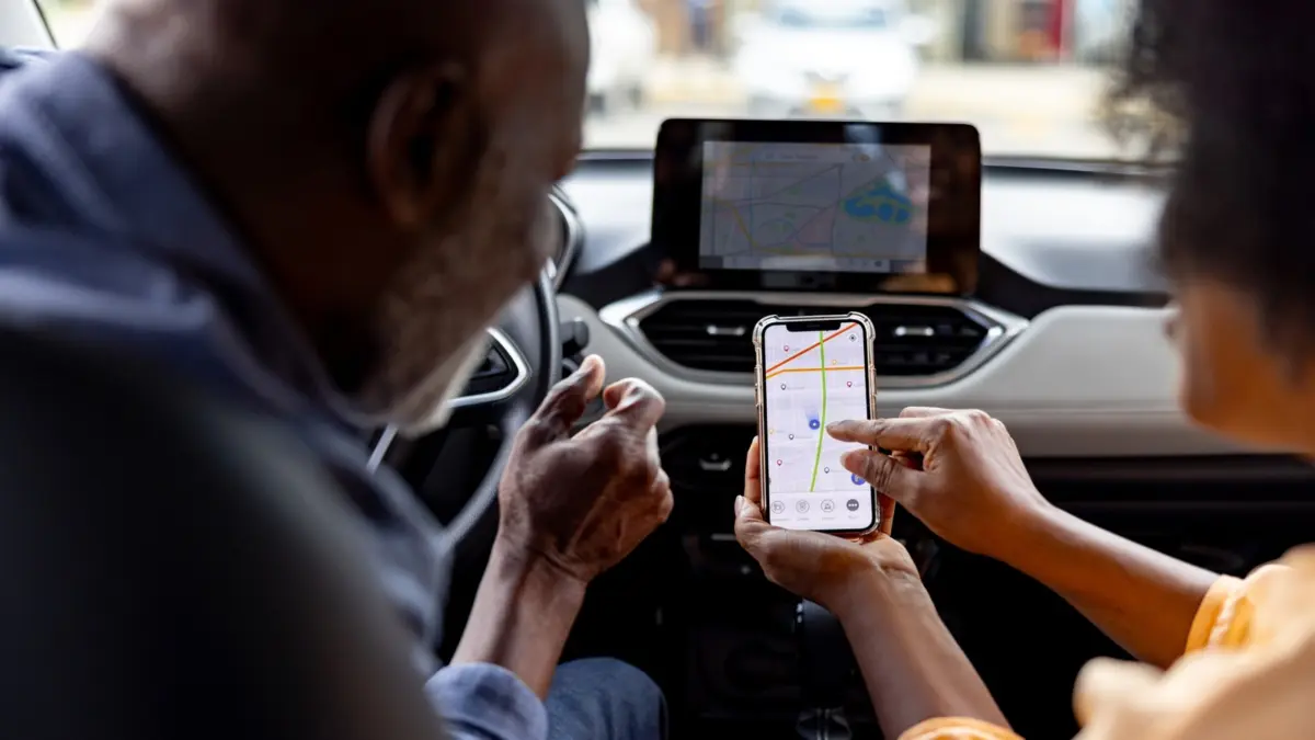 Seamless Integration or Driving Distraction? Navigating Multi-Device Apple CarPlay Environments