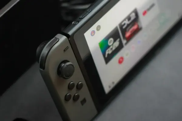 The 2026 Retro-Modern Dilemma: Is the Original Nintendo Switch Still Worth Buying?
