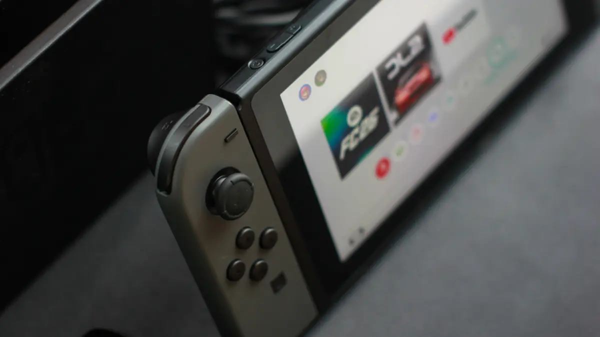 The 2026 Retro-Modern Dilemma: Is the Original Nintendo Switch Still Worth Buying?