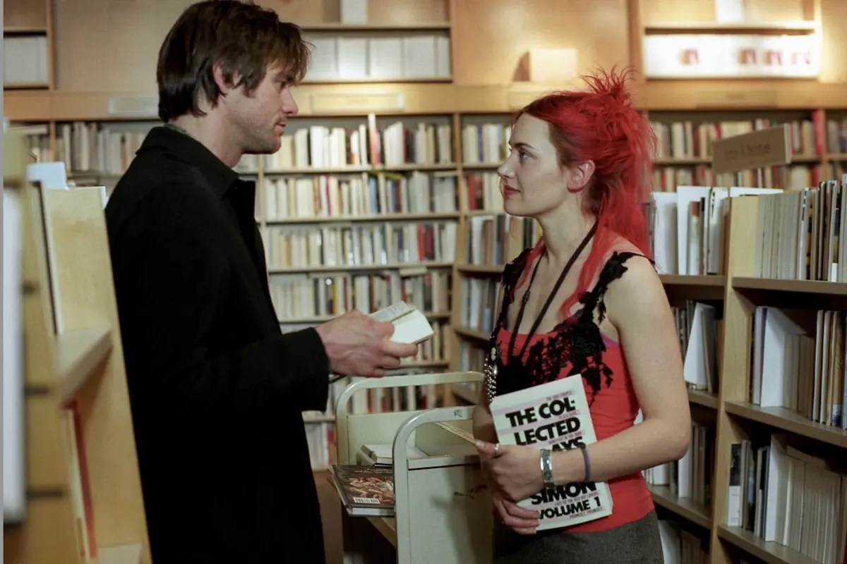 The Algorithmic Bookshelf: Is AI Killing the Art of Browsing and the Human Heart of Independent Bookshops?
