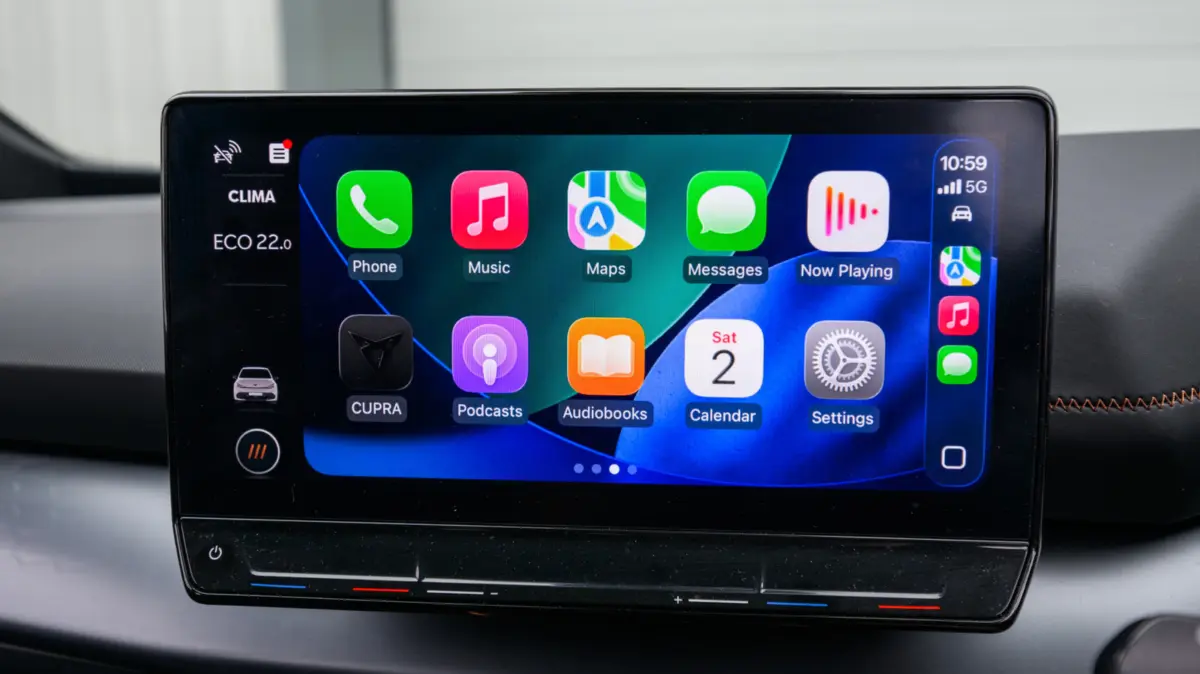 The Portable Apple CarPlay Boom: How Aftermarket Dash Displays Are Rescuing Older Vehicles and Fighting Automaker Subscriptions