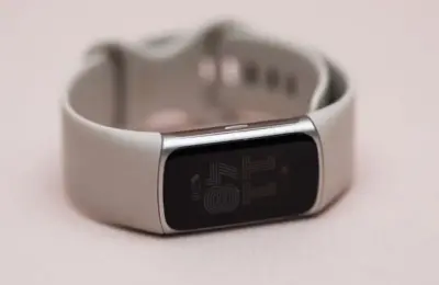 Google Teases the ‘Fitbit Edge’: A New Mid-Tier Wearable Set for October 12 Reveal
