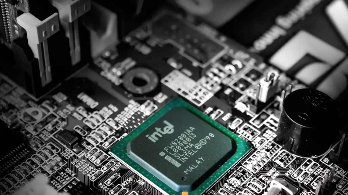 Navigating the "RAMpocalypse": Why Intel is Resurrecting the LGA 1700 Socket for 2027